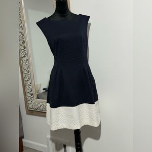 Vince Camino sleeveless dress with side pockets. Blue/white. Size 12
